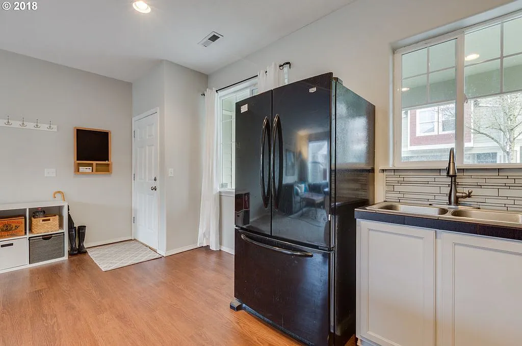 3 bed, 1186 sqft, $2,300 — Photo 3