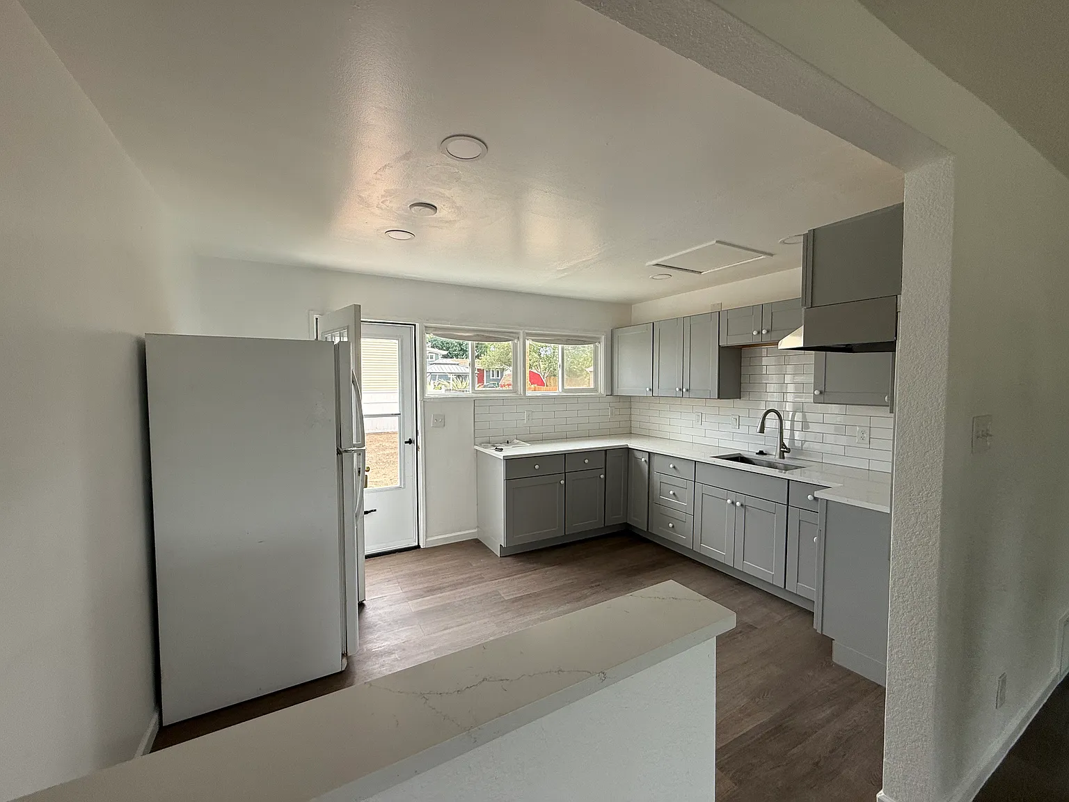 2 bed, 696 sqft, $1,900 — Photo 2