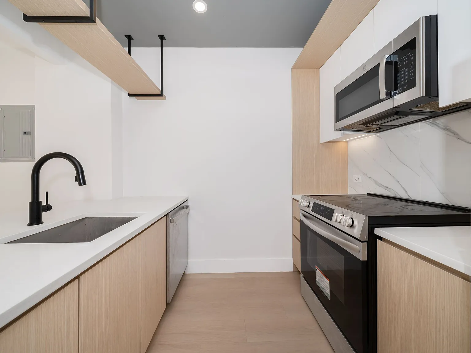 77-63 Vleigh Place — Photo 4