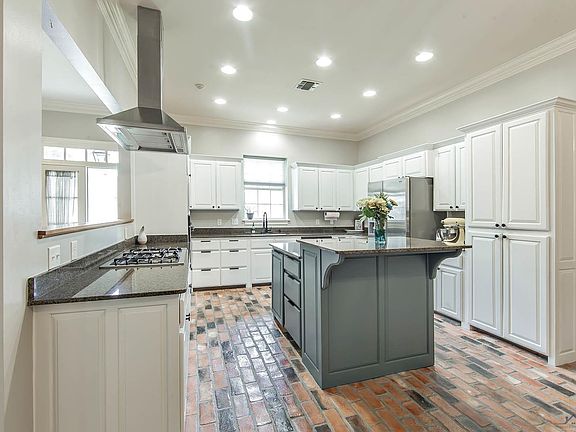 4th image of 310 W 6th St