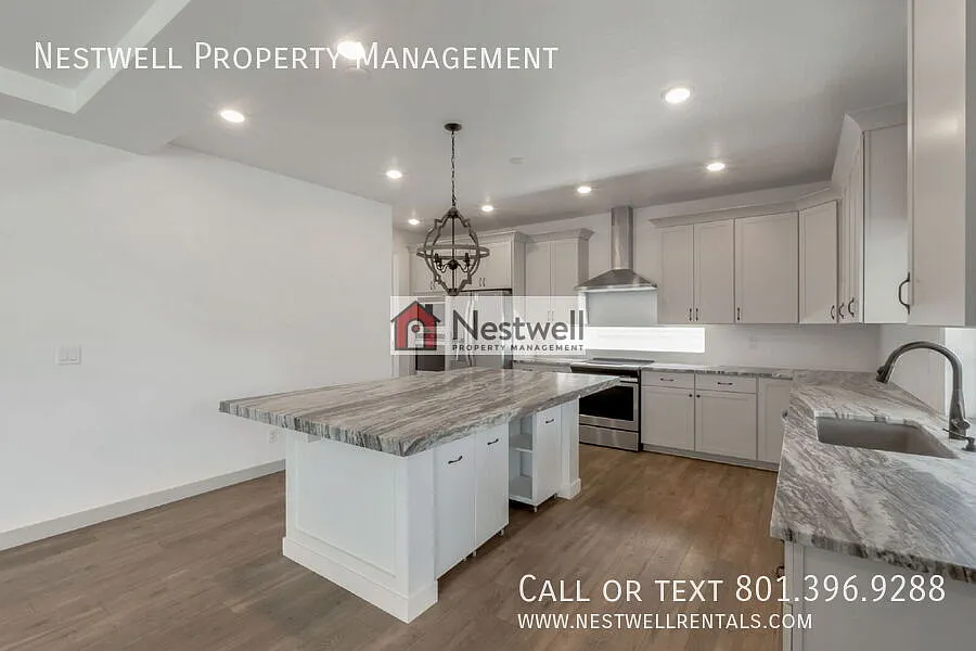 5-bed Spectacular Home in Saratoga Springs! — Photo 3