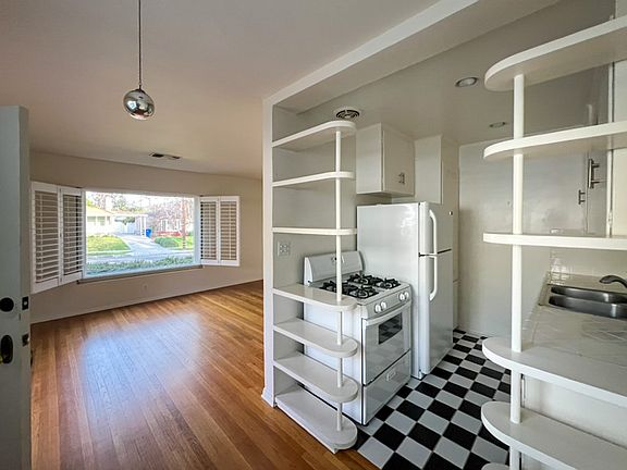3rd image of 4433 Bakman Ave