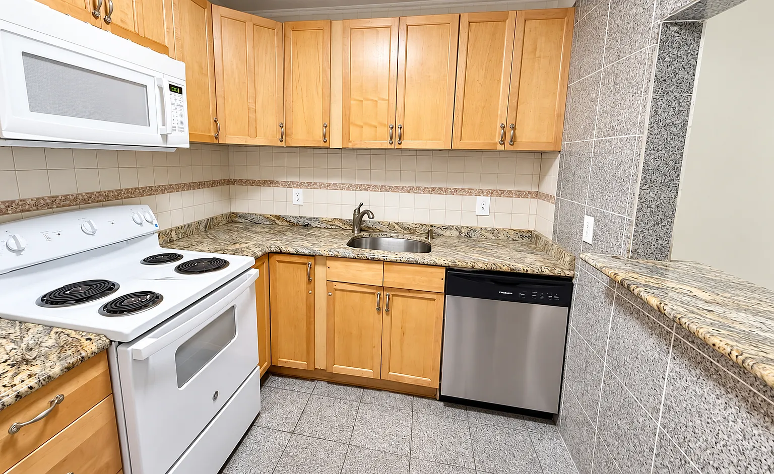 1 bed, 640 sqft, $1,900 — Photo 3