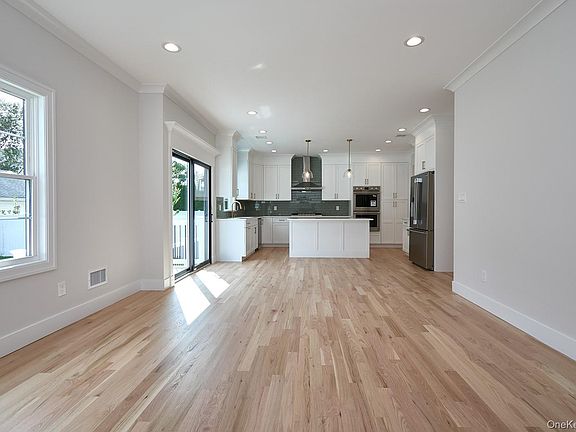 3rd image of 104 Maeder Avenue