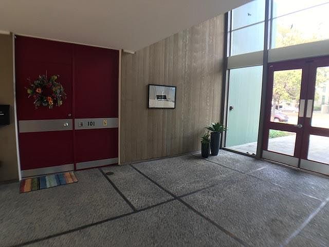 Lobby, Manager's unit
