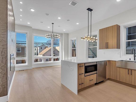 3rd image of 206 Clendenny Ave Unit 1