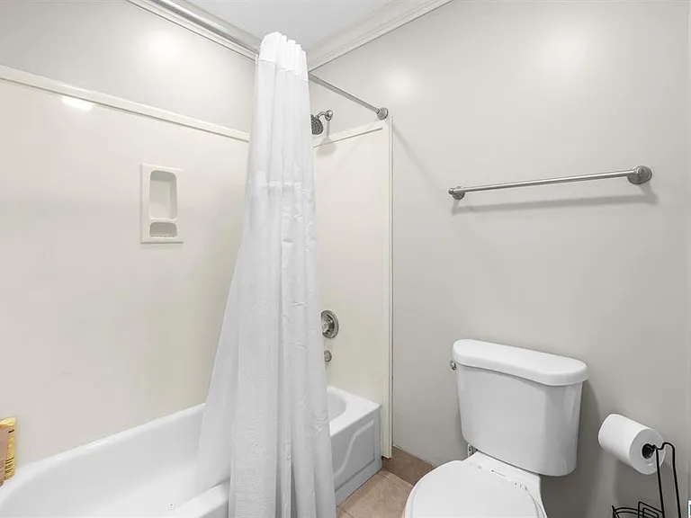 504 Hillock Trce — Photo 33