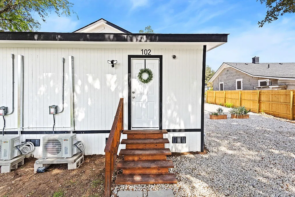 1 bed, $895 — Photo 1