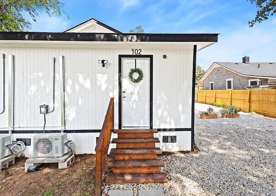 202 Bailey Ave #102