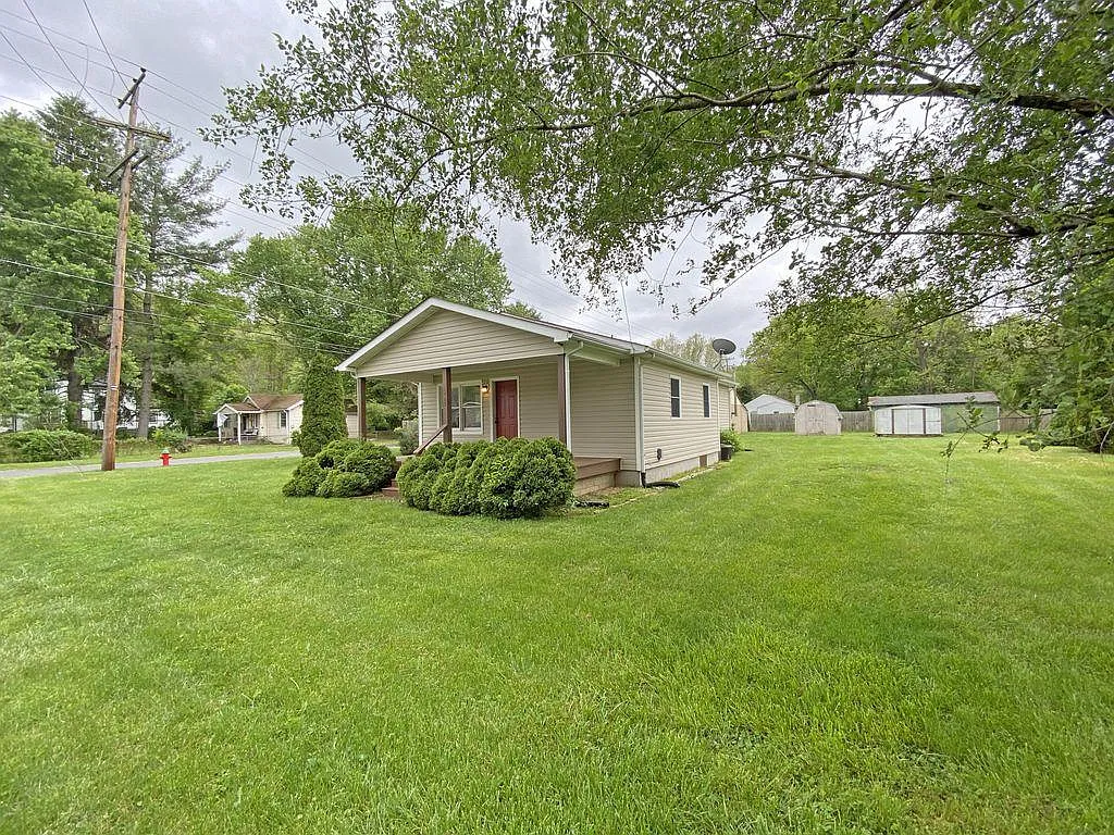 3 bed, 900 sqft, $1,795 — Photo 3