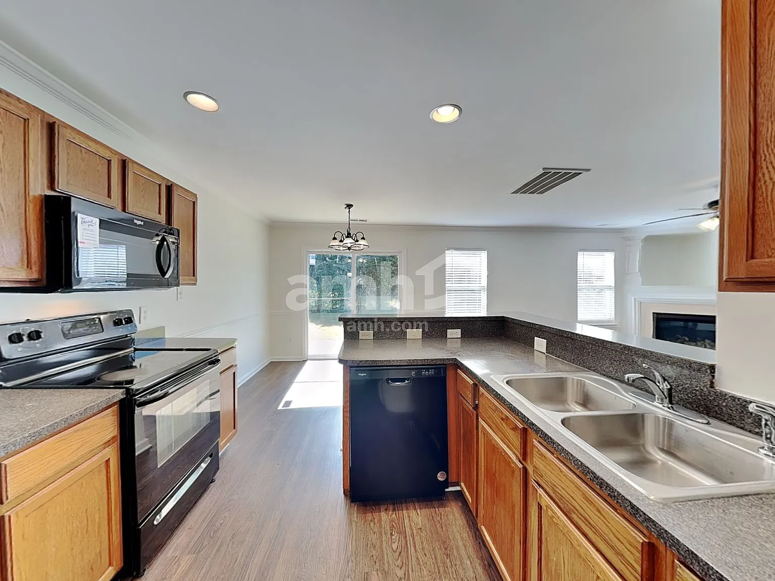3 bed, 2.5 bath, 1594 sqft, $2,005 — Photo 3