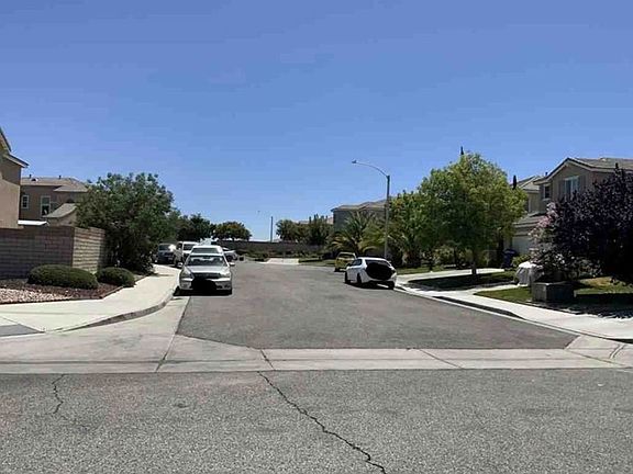 Exterior Neighborhood (street photo)