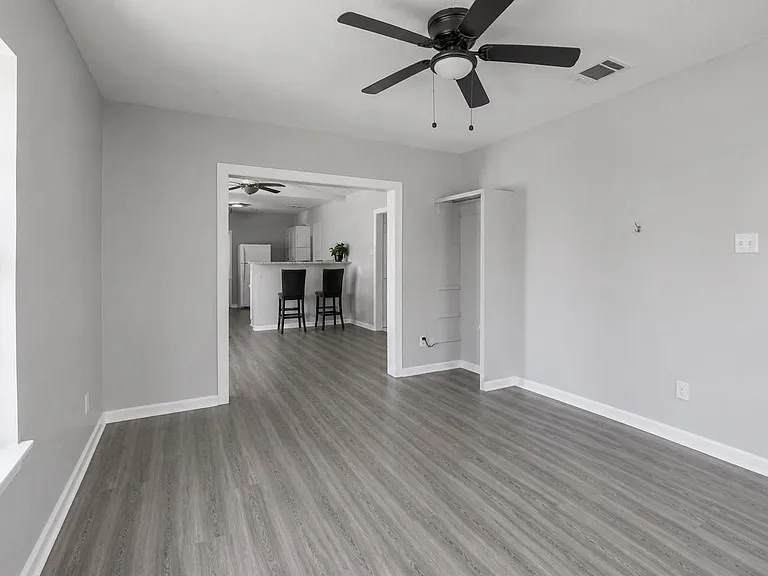 220 Engel St — Photo 5