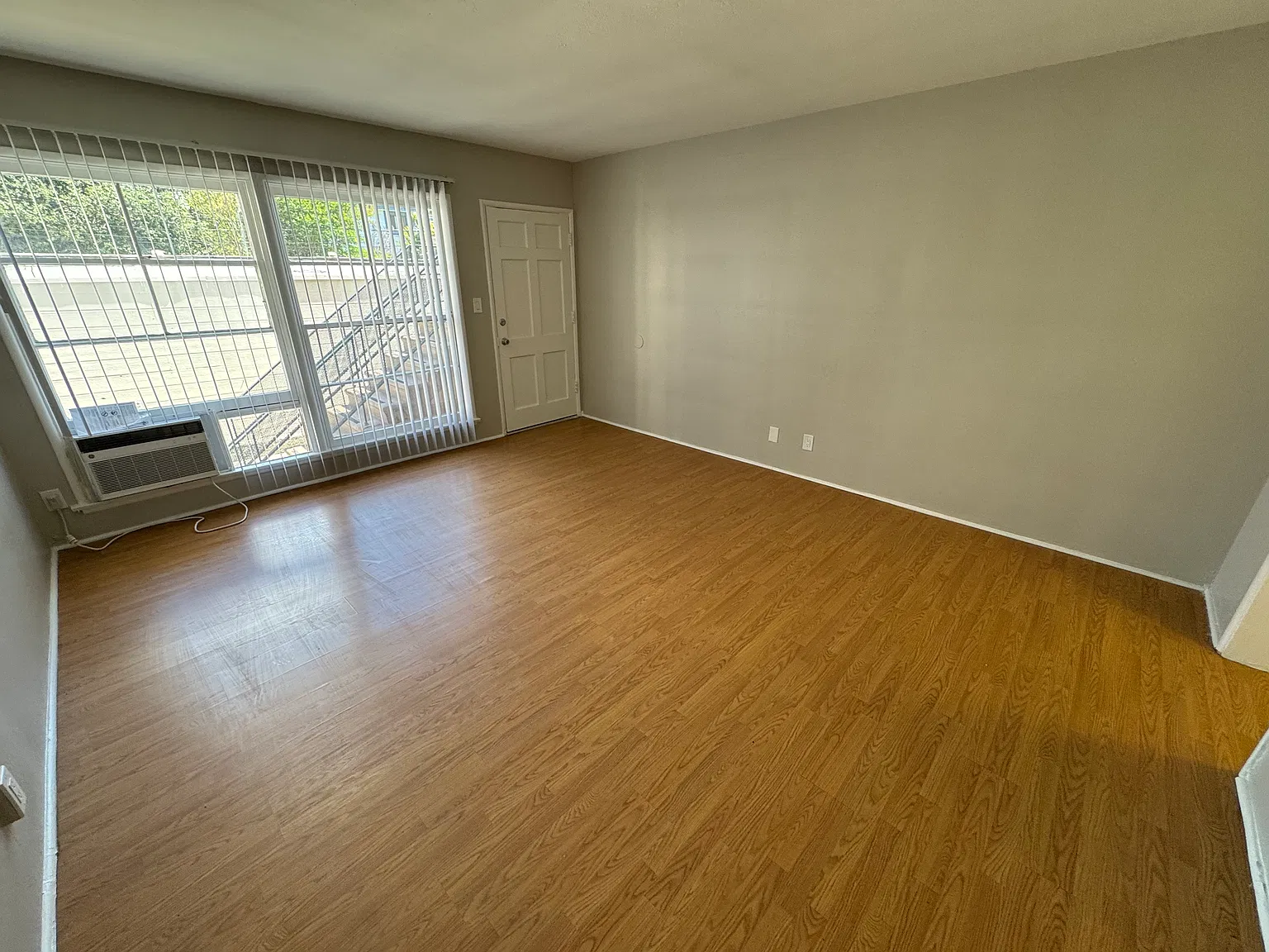 Studio, 400 sqft, $1,600 — Photo 3