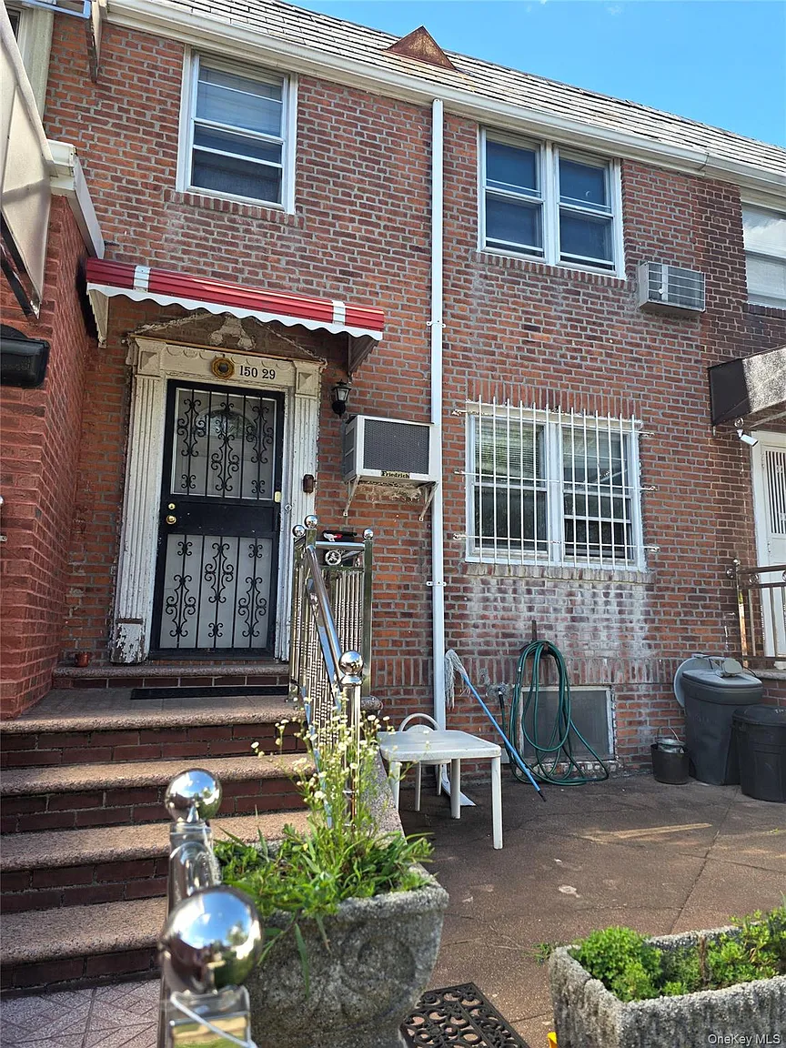 150-29 77 Road photo 1