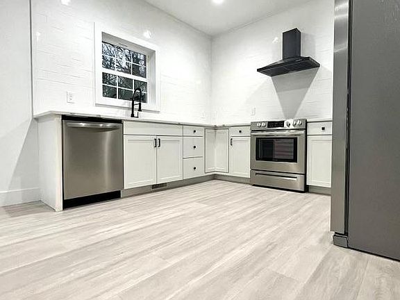 4th image of 2616 Nichols Ave