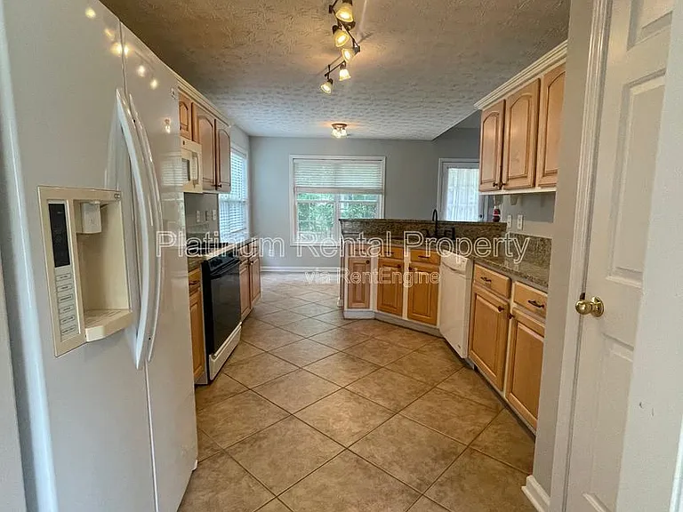 475 Ellesmere Way — Photo 8