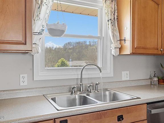 4th image of 1117 Brockway Dr