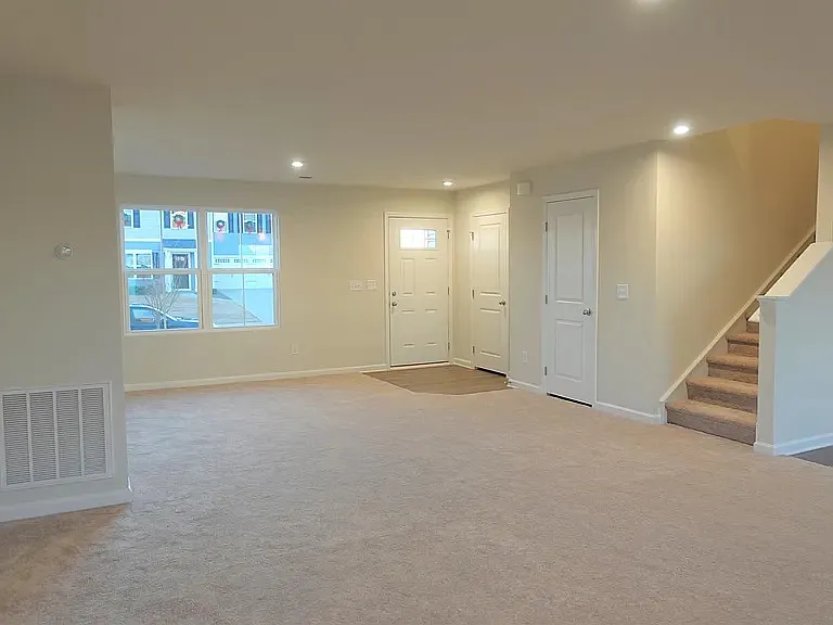 5 bed, 2.5 bath, 2300 sqft, $2,450 — Photo 2
