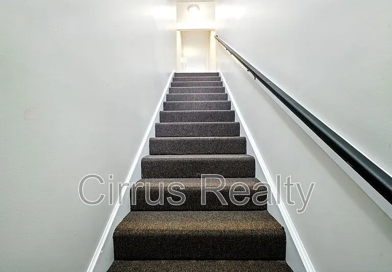 525 Columbia St — Photo 3