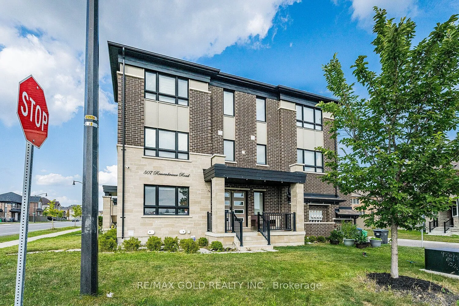 4 bed, $2,950 — Photo 1