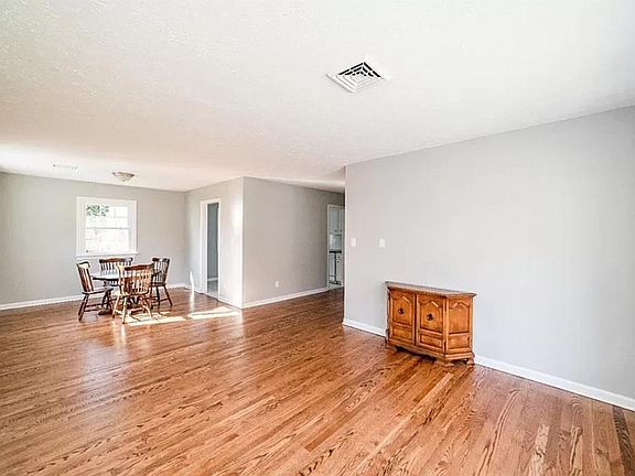 2nd image of 107 Woodway Dr
