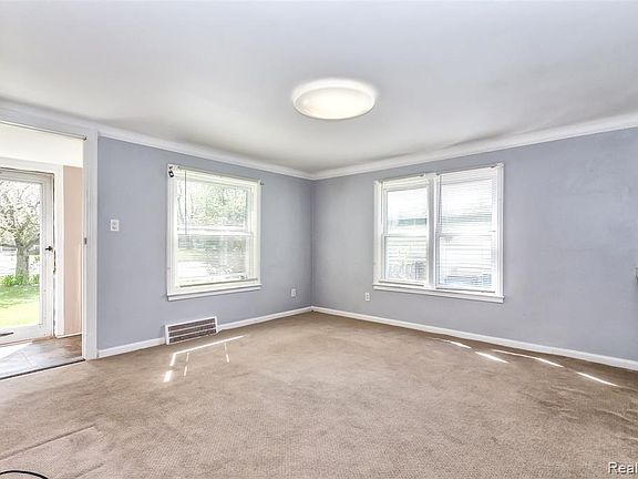 4th image of 7683 Hazelton Ave