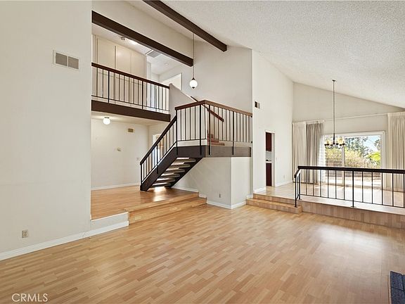5th image of 909 Lexington Ave