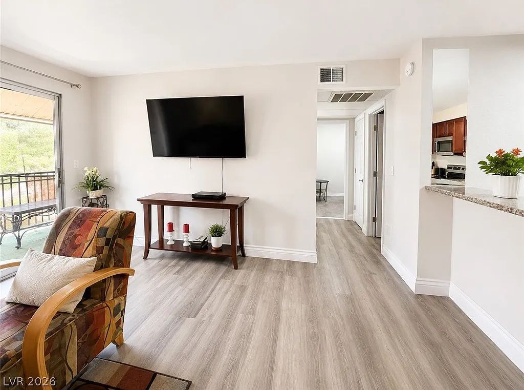 2 bed, 1.0 bath, 816 sqft, $1,300 — Photo 4