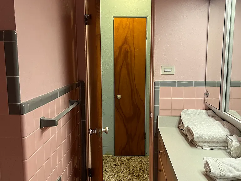 Classic 1950ties pink tile bathroom