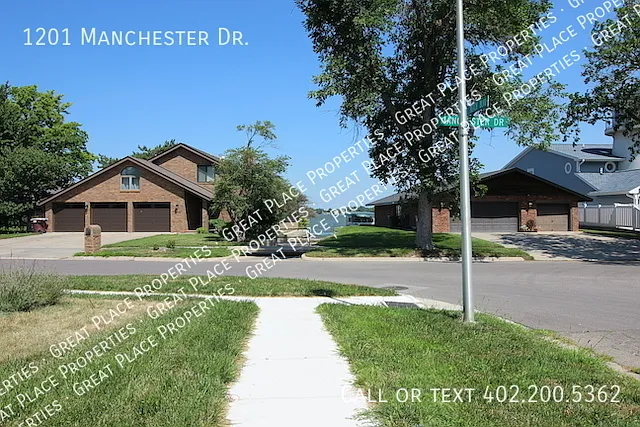 1201 Manchester Dr — Photo 2