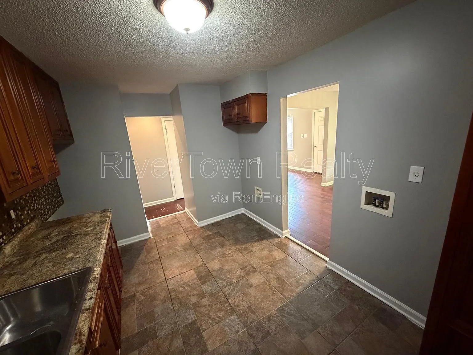 4 bed, 2.0 bath, 1254 sqft, $1,095 — Photo 2