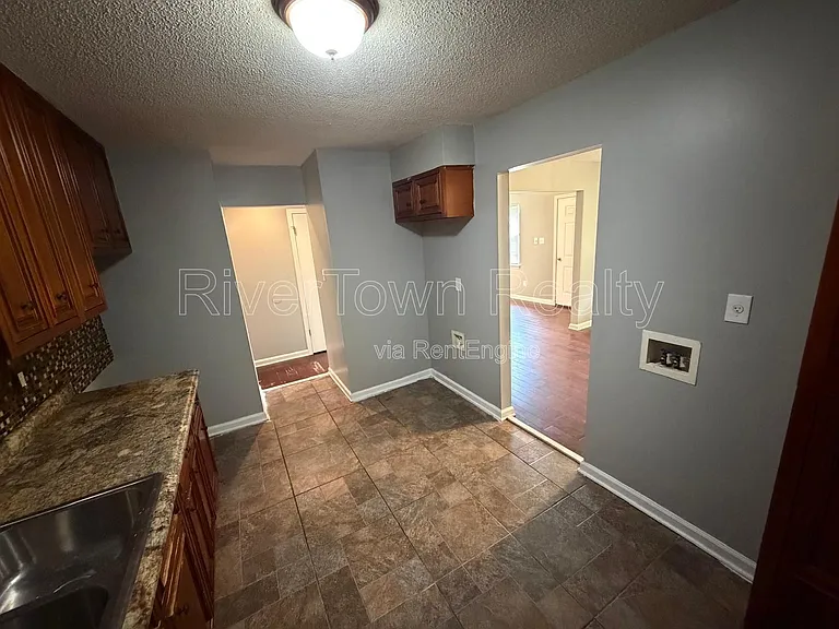 1375 Adelaide St — Photo 2