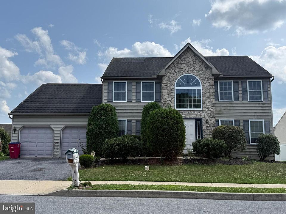 1st image of 215 N Sandy Ln
