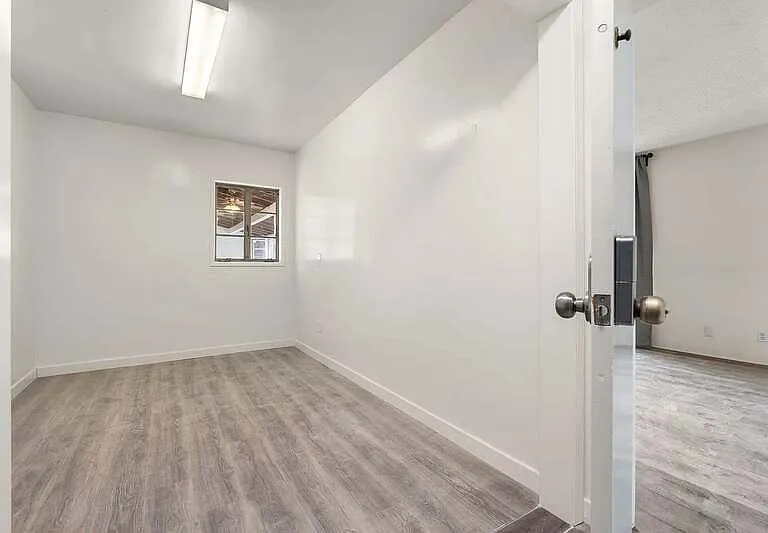590 N Cambridge St — Photo 11
