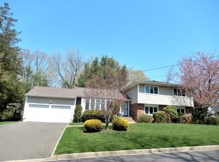 36 Long Ridge Rd, Plainview, NY 11803