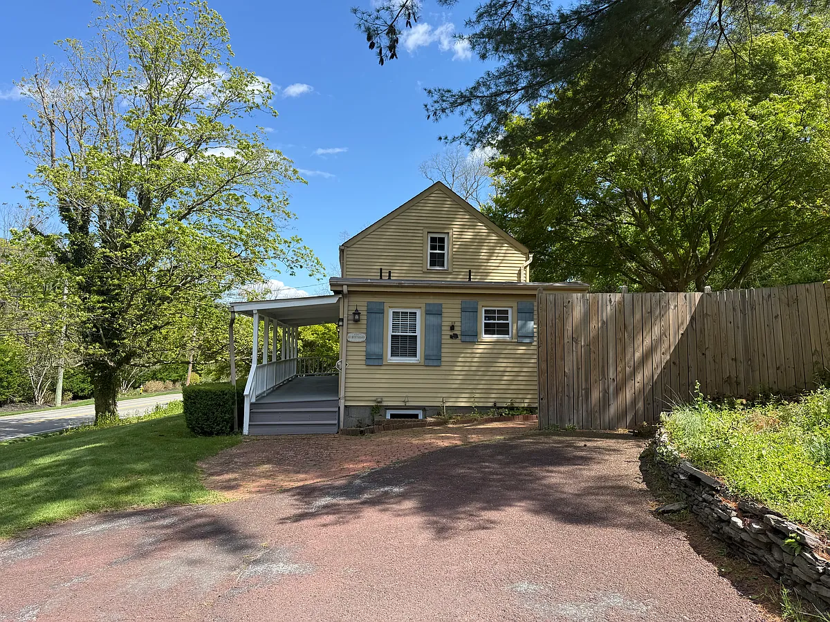 Building Photo - 327 W Neck Rd