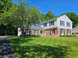 5962 Trotter Ln, West Bloomfield, MI 48322