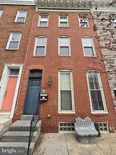 782 W Hamburg St Photo 1