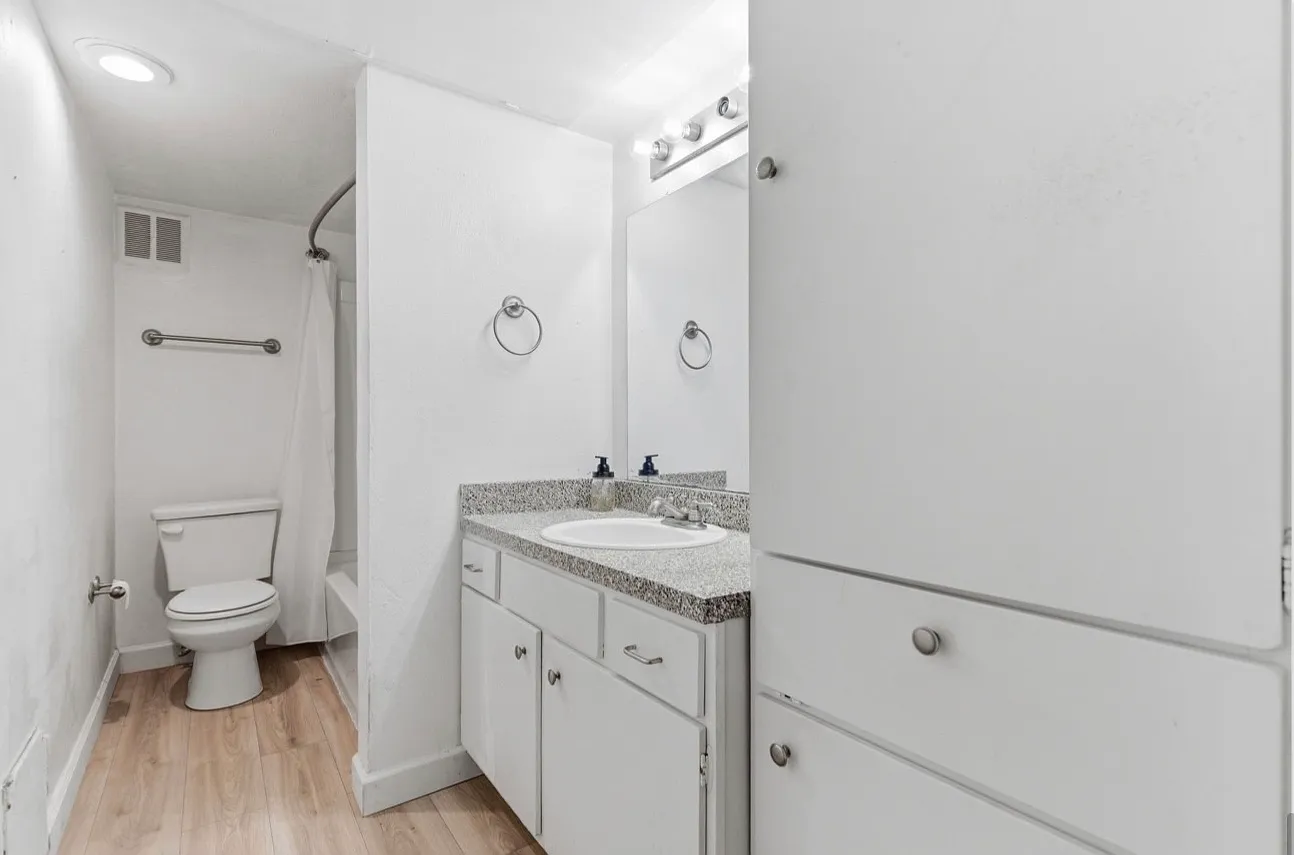 2 bed, 961 sqft, $1,900 — Photo 2