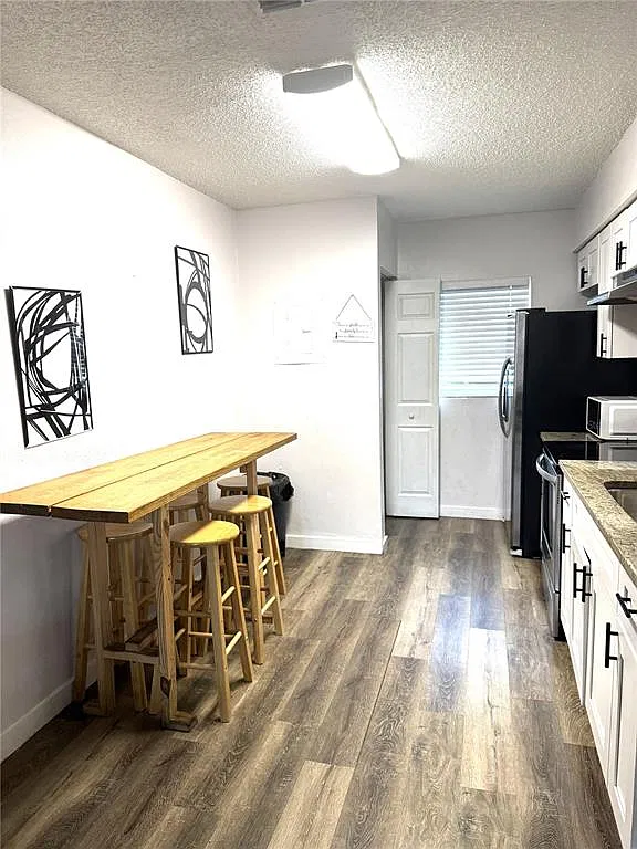2 bed, 1.0 bath, 731 sqft, $1,695 — Photo 2