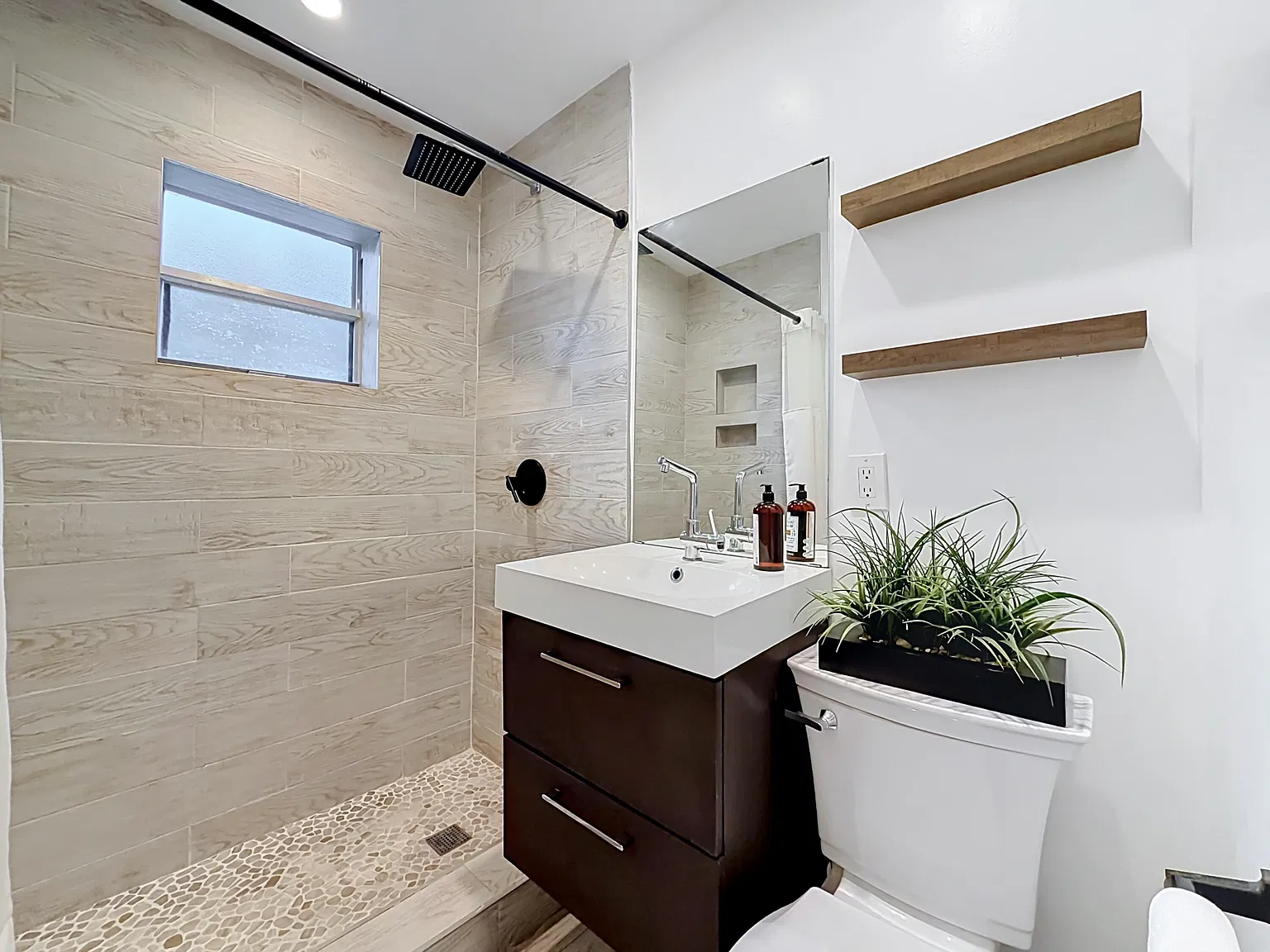 2 bed, 1.0 bath, 770 sqft, $2,490 — Photo 2