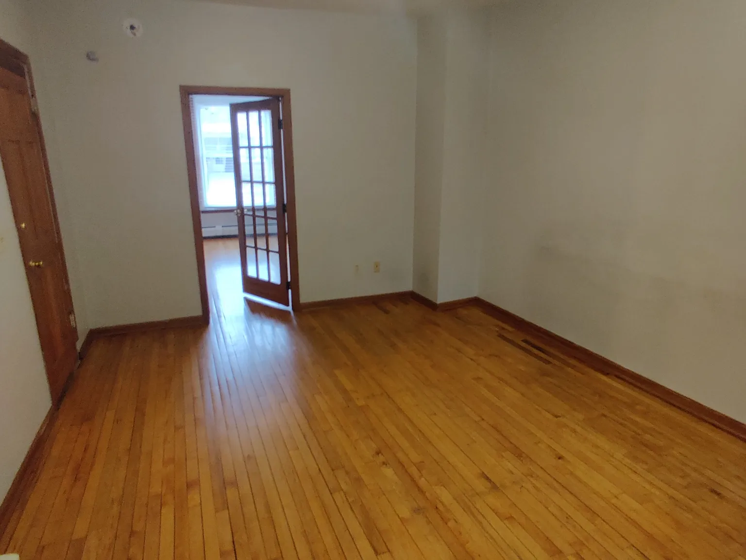 1 bed, 650 sqft, $1,050 — Photo 2