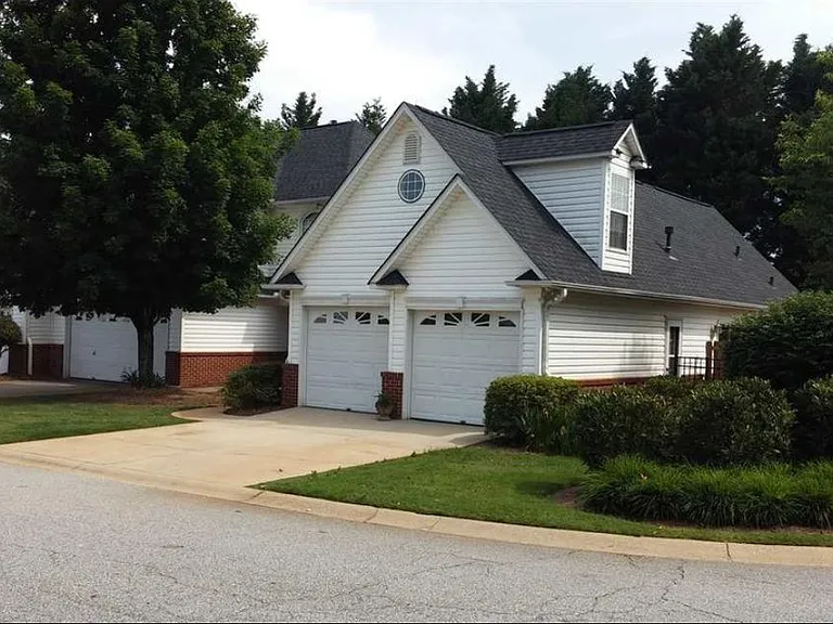 400 Cliffview Ct — Photo 2