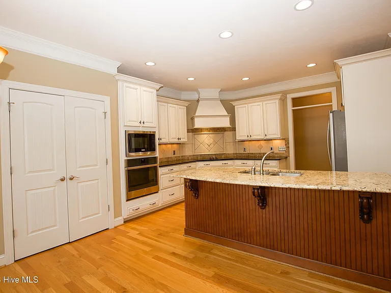 16 Montrose Ct — Photo 26