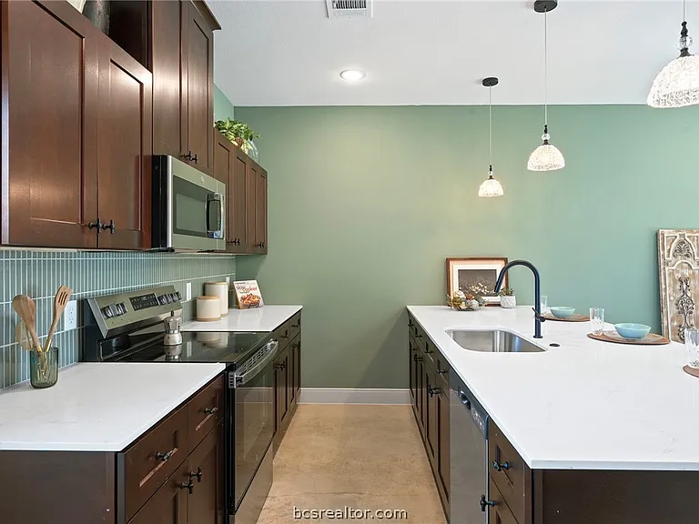 106 W 33rd St — Photo 2