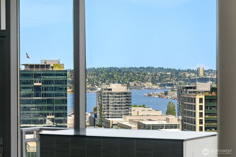 4th image of 820 Blanchard Street #1605
