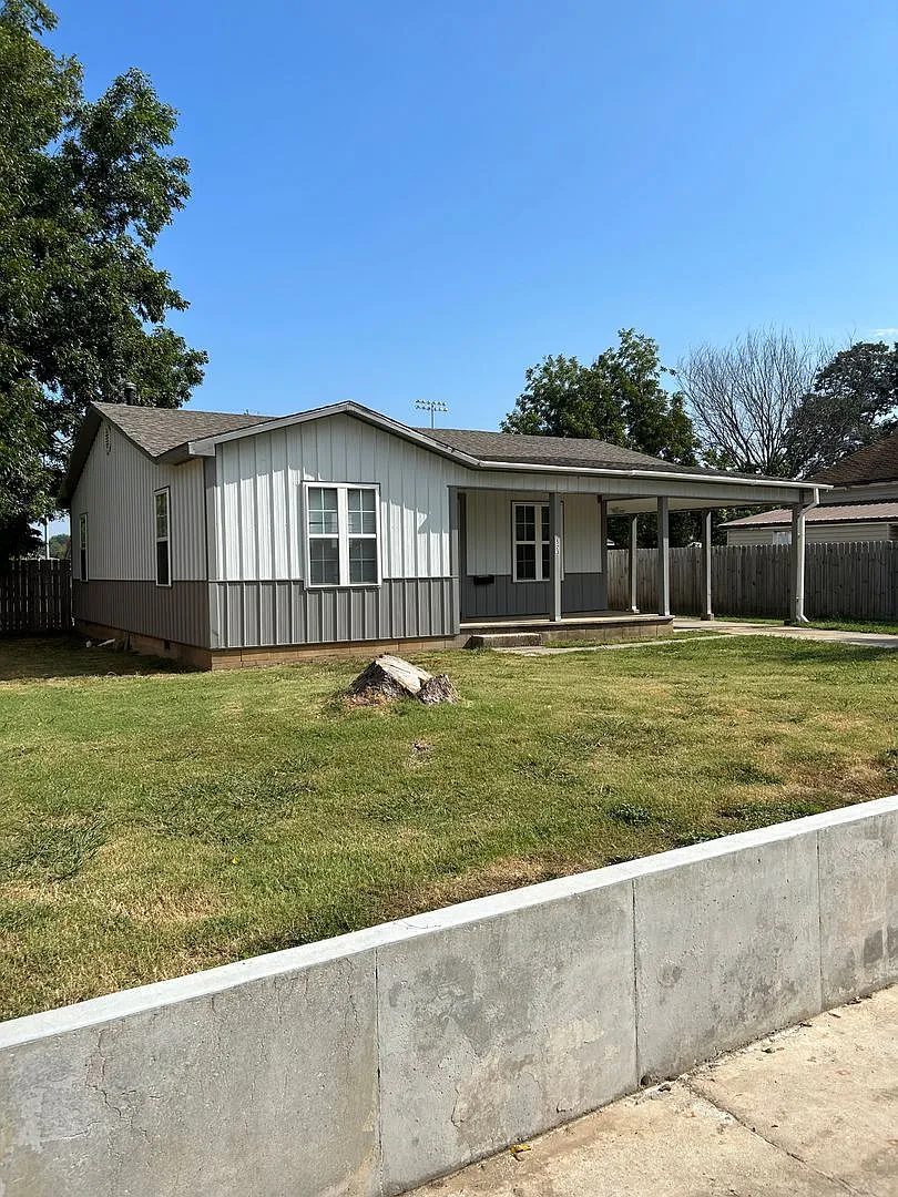 Completely Remodeled 3 Bedroom 1 Bath House-New privacy fence!! — Photo 2