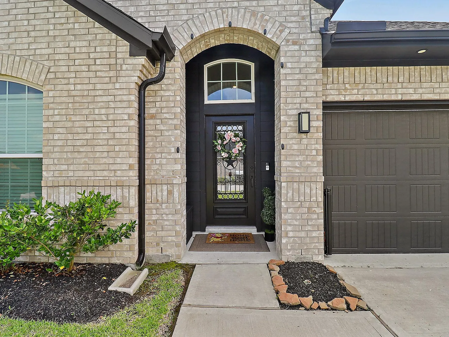 4 bed, 2.0 bath, 2388 sqft, $2,700 — Photo 2