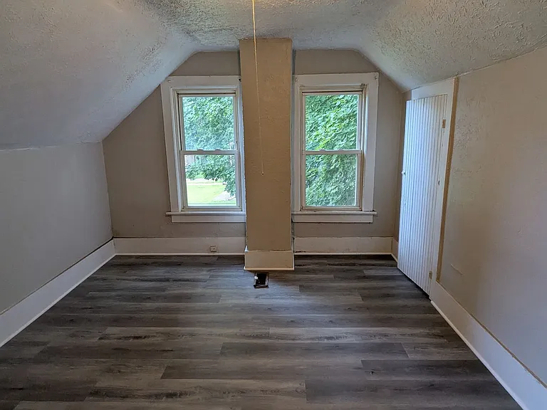 653 Sumner St — Photo 14
